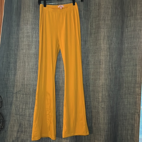 FEATHERS fun 2 piece set! Mustard Top off shoulder & matching Pants size medium. - Picture 10 of 10